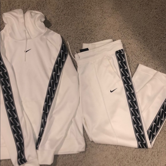 Women’s Nike Suit - Picture 1 of 4